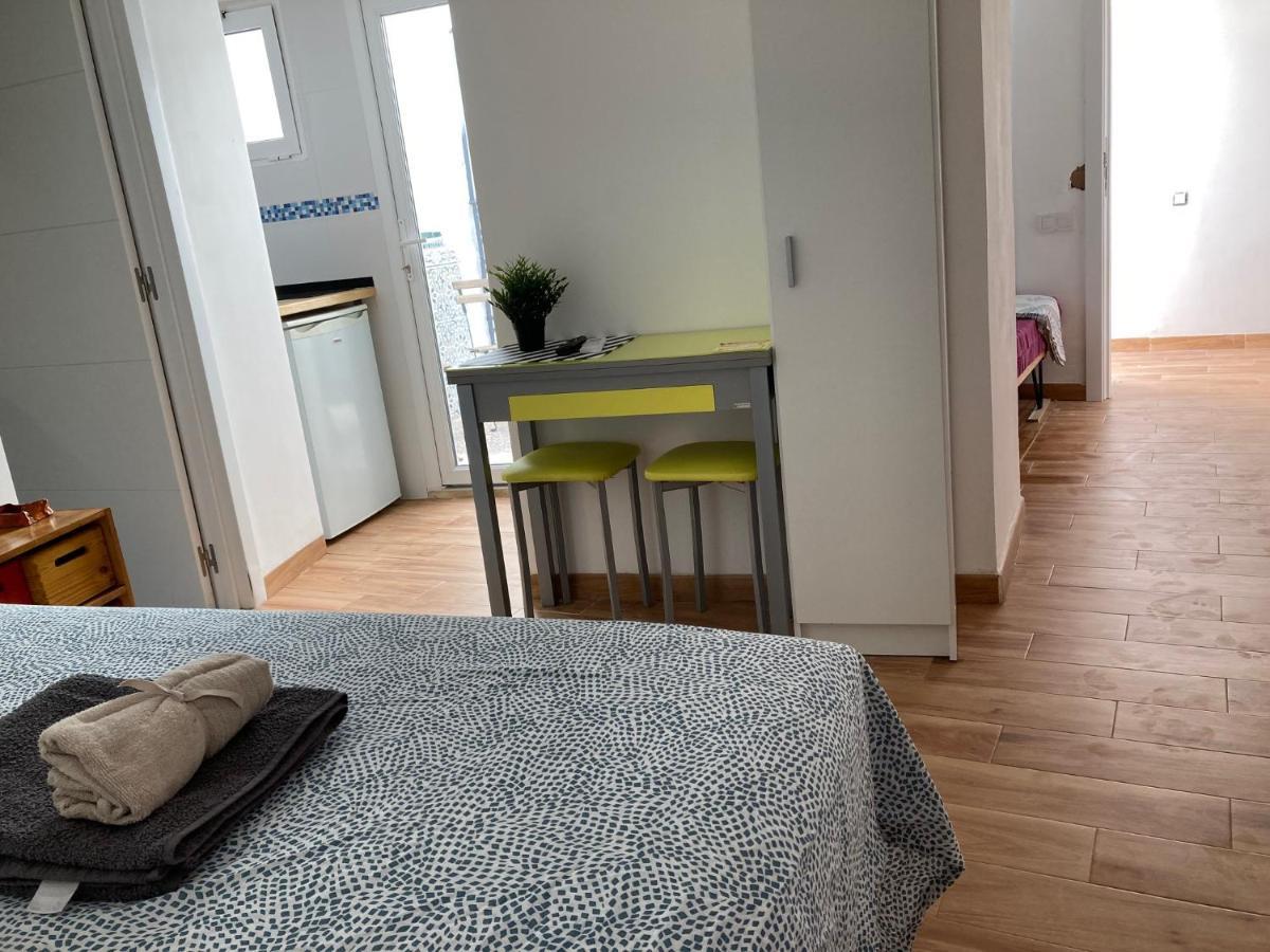 Malaguena Salerosa "Apartamento - Estudio Con Terraza" En Casa Tipica De 1 A 4 Dormitorios Malaga Exterior photo